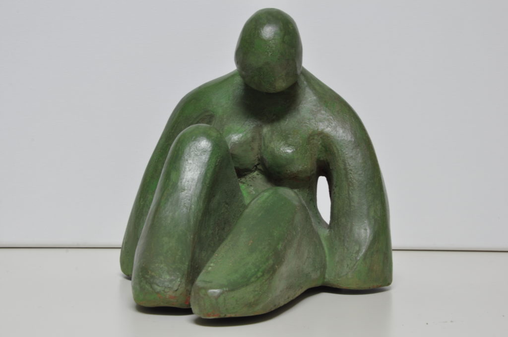 Escultura Mujer sentada.