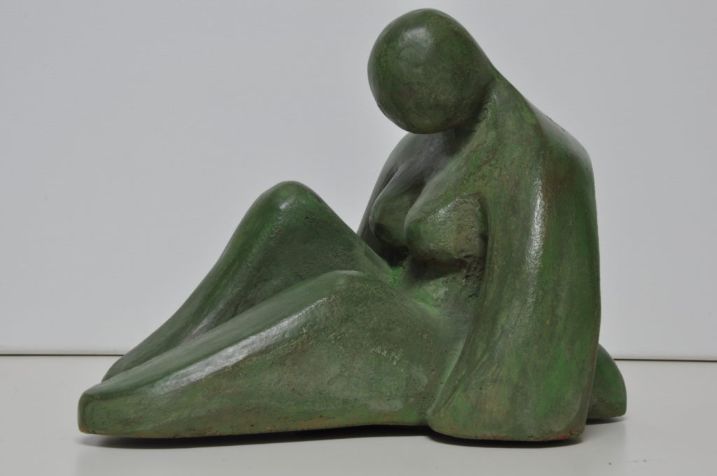 Escultura Mujer sentada. Bego Otero.