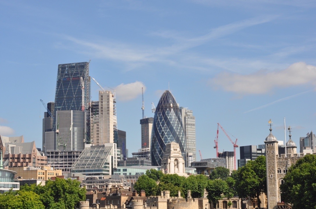 Vista de Londres, edificio Gherkin en el centro de la fotografía